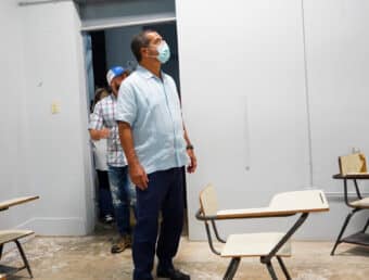 Gobernador visita escuelas