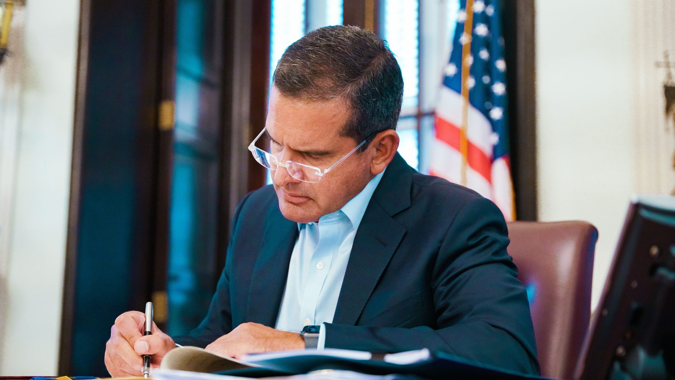 LA FORTALEZA (CyberNews)-  El gobernador de Puerto Rico, Pedro Rafael  Pierluisi Urrutia , estableció el domingo  mediante la Orden Ejecutiva 2022-014, un aumento al salario mínimo de los empleados diestros a 15 dólares la hora, y los no diestros a 11 dólares por hora en los proyectos de reconstrucción o recuperación de Puerto Rico que sean pagados, total o parcialmente, con fondos federales.