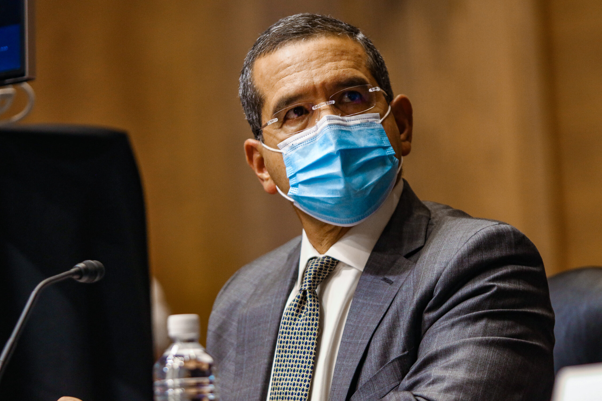 Gobernador firma tres OE por COVID-19