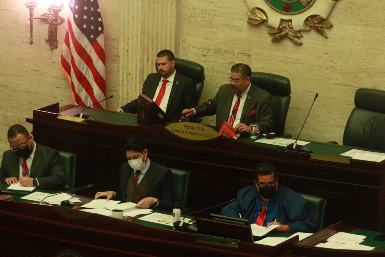 Rafael Tatito Hernandez presidiendo sesión.