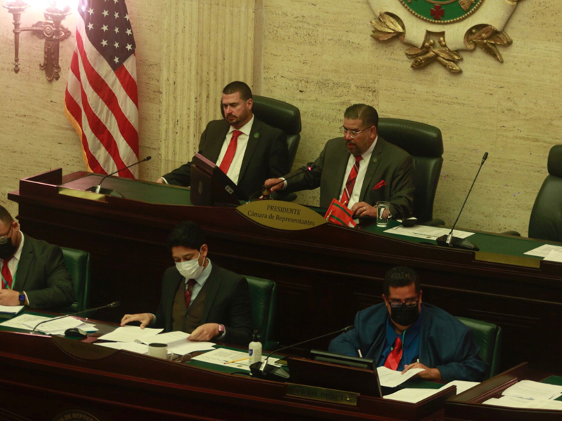 Rafael Tatito Hernandez presidiendo sesión.